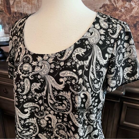 Express Blouse black & White Paisley Print Short Sleeve size Medium - Picture 3 of 7